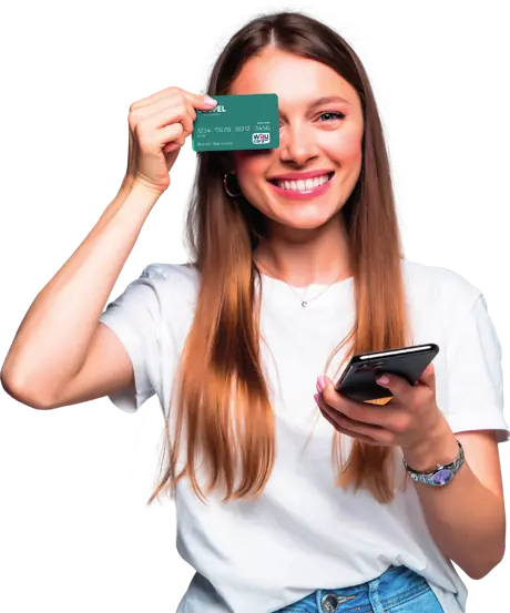 Cliente segurando o Cartão Coopel e o celular